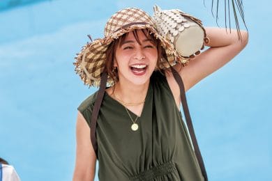 【40代の旅行コーデ】秋色カーキのドラマティックなワンピースでリゾートへ