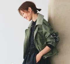 【40代のカラーコーデ】カーキ×黒の辛め配色で甘アイテムも瞬時にこなれる！