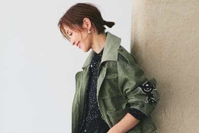 【40代のカラーコーデ】カーキ×黒の辛め配色で甘アイテムも瞬時にこなれる！