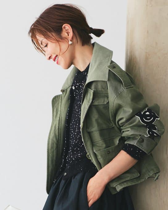 【40代のカラーコーデ】カーキ×黒の辛め配色で甘アイテムも瞬時にこなれる!