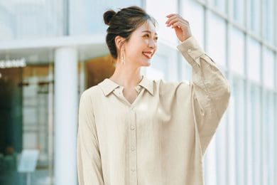 【40代の秋支度】Tシャツから替えるだけ！1枚で垢抜ける「ブラウス＆シャツ」3選