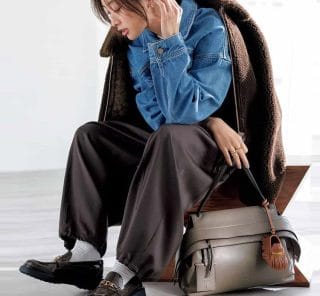 【2026最新】大人ローファーコーデ＜29選＞｜ワイドパンツからスカートまで着こなしの幅を広げて！