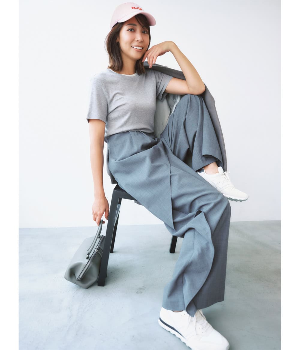 相武紗季 グレーTシャツ グレーパンツ ピンクのキャップ 白スニーカー コーデ