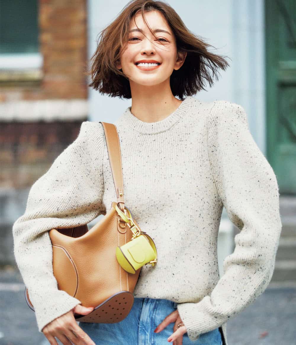 松本莉緒 デザインニット デニムパンツ ショルダーバッグ コーデ