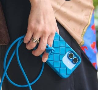 みんなどんな【スマホケース】使ってる？オシャレ40代を抜き打ち調査！＜スナップ6選＞