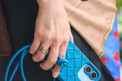 みんなどんな【スマホケース】使ってる？オシャレ40代を抜き打ち調査！＜スナップ6選＞