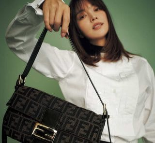 【フェンディのバッグ】いつもの着こなしにサラッと。蛯原友里さんと探す「デイリー名品」