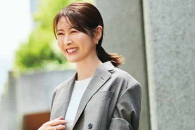 【40代キャリア服】知性・品格を纏いたいときに。STORYプルミエが選ぶ「お守り服」は？