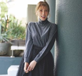 【秋冬になるとなんだか地味？】黒・グレーでも華やぐ！40代の「映え服」5選