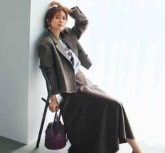 普段パンツ派の「スカート苦手」を克服!甘くならずに細見えする「大人の秋ブラウン」コーデ<3選>