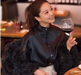 地味見え回避！「大人の華やぎトップス」4選。夜のお出かけ・暗い店内でも映える！