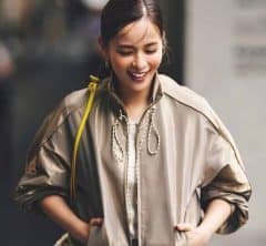 【気温25度・雨の日】は「薄手アウター」が大正解!長袖1枚じゃ肌寒いを解消する秋コーデ〈4選〉