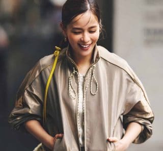 【気温25度・雨の日】は「薄手アウター」が大正解！長袖1枚じゃ肌寒いを解消する秋コーデ〈4選〉