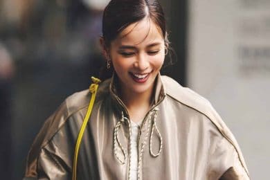 【気温25度・雨の日】は「薄手アウター」が大正解！長袖1枚じゃ肌寒いを解消する秋コーデ〈4選〉