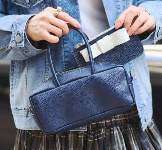 シーンレスで使えてどんなコーデにも馴染む！【ネイビー小物】が40代の多忙な日々に頼れる