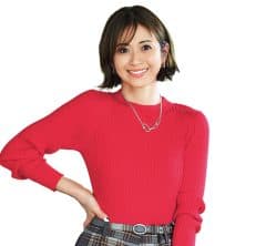 秋のトレンド【赤ニット】、デニム以外で合わせるならどんなボトムスがいい?