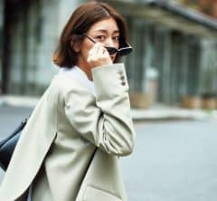 コート未満の秋ハオリ、【ひとクセジャケット】に更新して大人の“品格モード”に