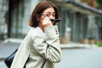 コート未満の秋ハオリ、【ひとクセジャケット】に更新して大人の“品格モード”に