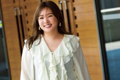 【野呂佳代さんコーデ】360度どこから見られても自信が持てるフリルブラウスで観劇へ