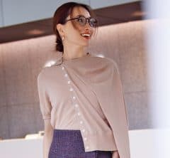 【40代のお仕事服】紺・黒・グレーだけじゃない！浮かずに映えるカラースカート