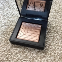 2つの質感が楽しめる今時アイシャドウ