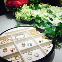 Van Cleef & Arpels ペルレで手もとを彩るシアワセ